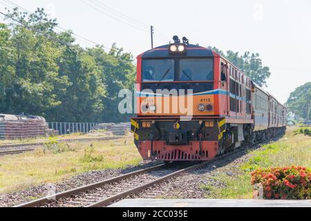 Chiang Mai, Thaïlande - State Railway of Thailand Diesel Electric locomotive 4115 transporte un train à la gare de Chiang Mai, Chiang Mai, Thaïlande. Banque D'Images