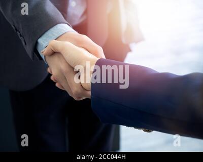 Homme d'affaires et femme d'affaires se mêle. Liaison rapprochée entre les professionnels. Travail d'équipe collaboratif, saluer ou remercier geste, partenaires Banque D'Images