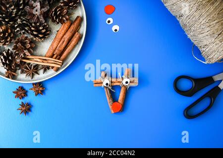 Vue de dessus de faire la décoration de Noël. Cerf de bâtons de cannelle. Projet d'art pour enfants, un artisanat pour enfants. Concept DIY. Étape par étape 4 Banque D'Images