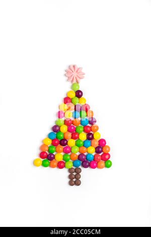 Arbre de Noël en mélange de bonbons au chocolat coloré, étoile en meringue isolée sur fond blanc carte de vacances bonne année, fête, minimale Banque D'Images