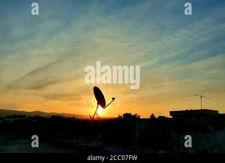 Pasteurisation du soleil et du plat du ciel le soir, vous recherchez toujours un endroit entouré de beauté pittoresque ainsi que de nuit. La meilleure vie nocturne à explorer b Banque D'Images