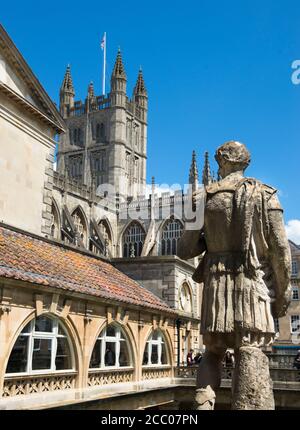 Super Bath, Bath, Angleterre. Statue de l'empereur Hadrien (76-138 après J.-C.), empereur romain, 117-138. Vue vers l'est vers l'abbaye de Bath. Somerset, Royaume-Uni. Copier l'espace. Banque D'Images