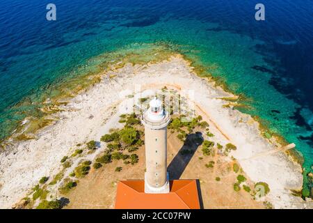 Croatie incroyable, côte Adriatique spectaculaire, phare de Veli Rat sur l'île de Dugi Otok au lever du soleil, vue panoramique de drone Banque D'Images