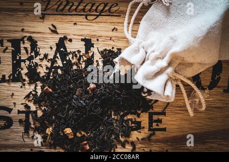 Vue de dessus de Da Hong Pao thé oolong sombre feuilles sur une table en bois Banque D'Images