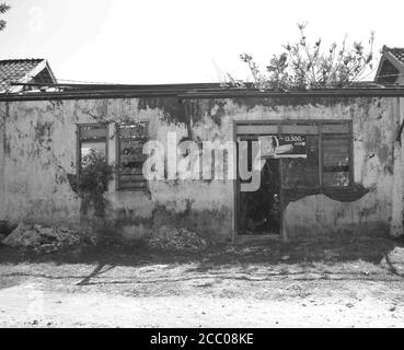 BLOR, INDONÉSIE - 30 juin 2020 : maison ancienne et endommagée avec une atmosphère mystique et d'horreur, Blora, Central Java, Indonésie, 30 juin 2020 Banque D'Images