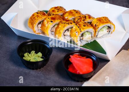 Un ensemble de sushis de nombreux types de rôles et avec différentes farces. Menu de sushis. Sushis japonais gastronomiques. Banque D'Images
