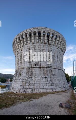 Tour Kamerlengo dans le port d'YTrogir, Croatie Banque D'Images