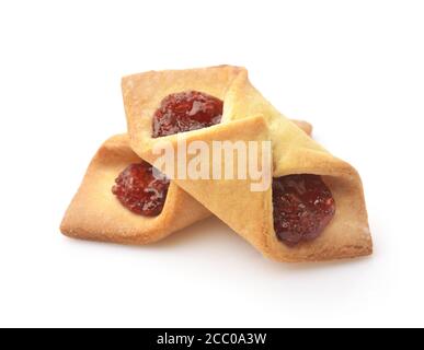 Biscuits sablés à l'enveloppe contenant de la confiture isolés sur du blanc Banque D'Images