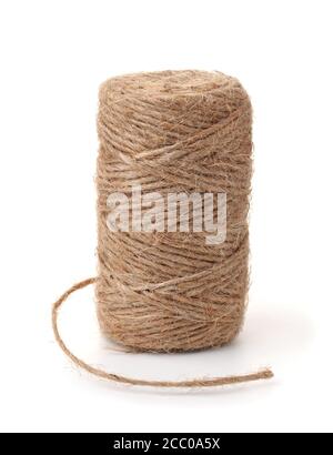 Pelote de ficelle en jute naturel isolated on white Banque D'Images