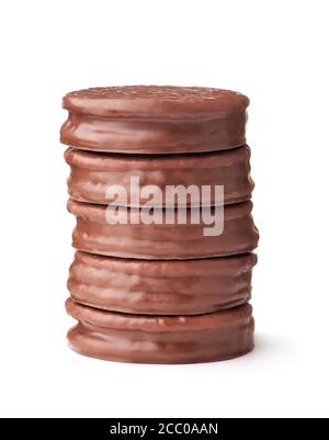 Pile de biscuits sandwich ronds recouverts de chocolat isolés sur du blanc Banque D'Images