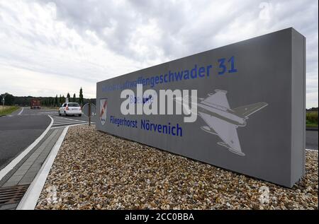 17 août 2020, Rhénanie-du-Nord-Westphalie, Nörvenich : approche de la base aérienne de Nörvenich dans le district de Düren, où des avions de chasse de l'armée de l'air israélienne doivent atterrir le matin. Les avions se rendent en Allemagne pour des exercices militaires conjoints avec la Bundeswehr, entre autres. Photo: Roberto Pfeil/dpa Banque D'Images