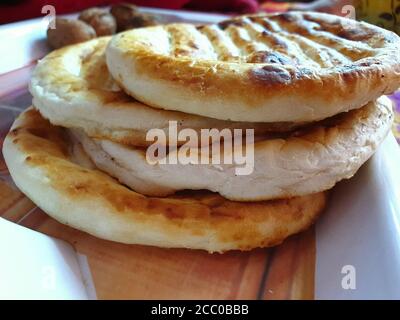 Le pain cachemiri appelle chot rooti pour le thé chai namekeen. Czot/Girda/Roti. C'est un pain quotidien de taille moyenne.Lavasa/Lawaas. Un autre genre de chambres quotidiennes Banque D'Images