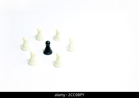 Concept de stratégie commerciale miniature - pion noir debout entre les échecs pièce - vue de dessus Banque D'Images