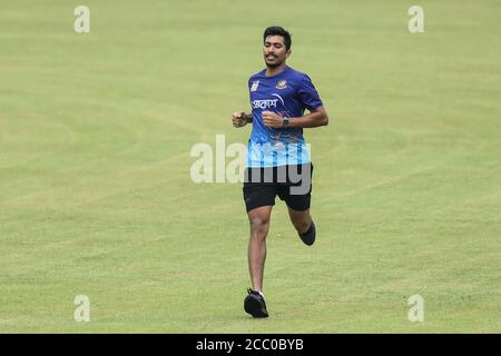 Dhaka, Bangladesh. 16 août 2020. Soumya Sarkar, joueur de l'équipe nationale du Bangladesh, lors d'une séance d'entraînement au stade national Sher-e-Bangla à Dhaka. Le Bangladesh devrait revenir au cricket international avec la tournée du Sri Lanka, pour une série d'essais de trois matchs en octobre-novembre.l'équipe se rendra toutefois dans la nation insulaire un mois avant le début de la série, en septembre. Crédit : SOPA Images Limited/Alamy Live News Banque D'Images