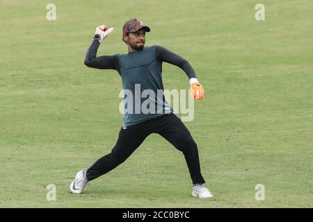 Dhaka, Bangladesh. 16 août 2020. Gardien de cricket-batteur, Mushfiqur Rahim pendant la séance d'entraînement au stade national Sher-e-Bangla à Dhaka. Le Bangladesh devrait revenir au cricket international avec la tournée du Sri Lanka, pour une série d'essais de trois matchs en octobre-novembre.l'équipe se rendra toutefois dans la nation insulaire un mois avant le début de la série, en septembre. Crédit : SOPA Images Limited/Alamy Live News Banque D'Images