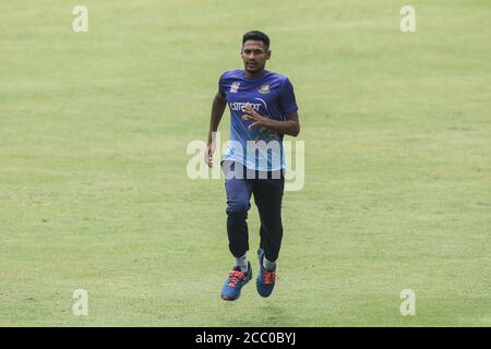 Dhaka, Bangladesh. 16 août 2020. Mustafizur Rahman, joueur de l'équipe nationale de cricket du Bangladesh, lors d'une séance d'entraînement au stade national Sher-e-Bangla à Dhaka. Le Bangladesh devrait revenir au cricket international avec la tournée du Sri Lanka, pour une série d'essais de trois matchs en octobre-novembre.l'équipe se rendra toutefois dans la nation insulaire un mois avant le début de la série, en septembre. Crédit : SOPA Images Limited/Alamy Live News Banque D'Images