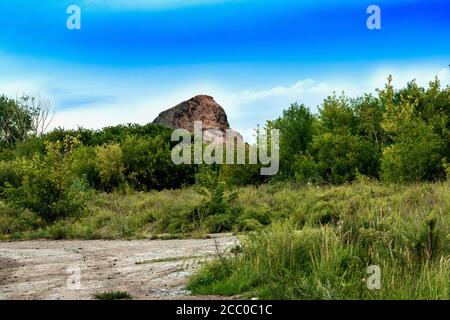 Paysage, terricon - une forme artificielle de relief contre le ciel du soir. La photo a été prise près de la ville de Kopeisk, région de Chelyabinsk, Russie. Banque D'Images