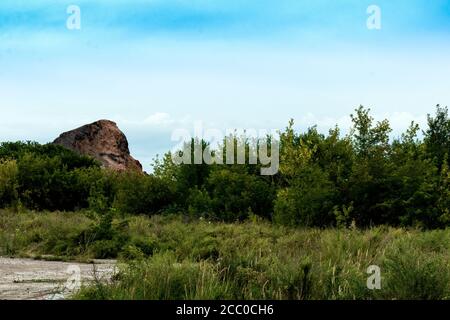 Paysage, terricon - une forme artificielle de relief contre le ciel du soir. La photo a été prise près de la ville de Kopeisk, région de Chelyabinsk, Russie. Banque D'Images