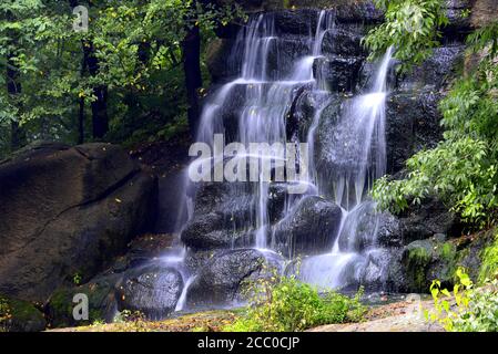 Magnifique cascade pittoresque de chutes de pierres dans le parc Sofievsky, Uman, Ukraine, longue exposition Banque D'Images