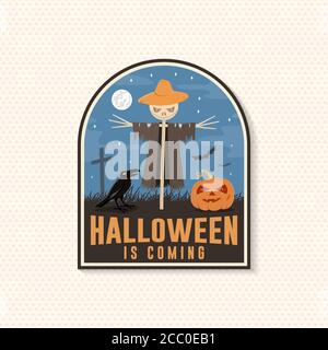 Halloween arrive. Badge Vector Halloween , broche. Autocollant ou étiquettes pour chemise ou logo, impression, sceau, cachet. Carecrow avec corbeau et citrouille. Typographie - vecteur de stock. Illustration de Vecteur