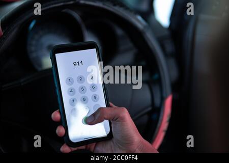 Téléphone portable avec numéro d'urgence 911 en voiture Banque D'Images