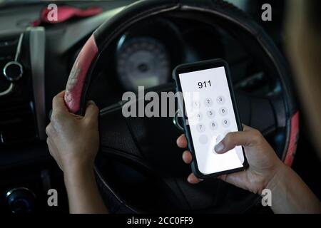 Téléphone portable avec numéro d'urgence 911 en voiture Banque D'Images