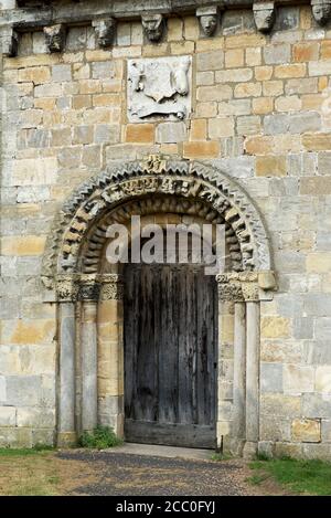 La porte sud de l'église Saint-Jean-Baptiste, dans le village de Healaugh, dans le Yorkshire du Nord, Angleterre Banque D'Images