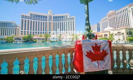 Drapeau canadien avec messages des victimes de la fusillade de Las Vegas devant le Bellagio. Banque D'Images