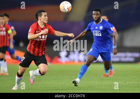 Oscar Maritu, joueur de football congolais ou Oscar de Shijiazhuang toujours brillant F.C., à droite, se chase après le ballon lors du cinquième tour du match de la Super League chinoise (CSL) 2020 contre Shanghai SIPG F.C., Suzhou ville, province de Jiangsu en Chine orientale, 16 août 2020. Shanghai SIPG F.C. et Shijiazhuang toujours Bright F.C. Tie le jeu avec 1-1. Banque D'Images