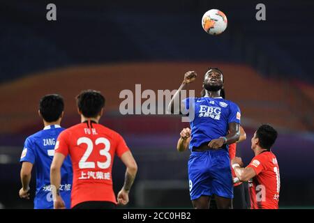 Oscar Maritu, joueur de football congolais ou Oscar de Shijiazhuang F.C. toujours brillant, saute pour un ballon de tête lors du cinquième tour de la Super League chinoise (CSL) 2020 contre Shanghai SIPG F.C., ville de Suzhou, province de Jiangsu en Chine orientale, 16 août 2020. Shanghai SIPG F.C. et Shijiazhuang toujours Bright F.C. Tie le jeu avec 1-1. Banque D'Images