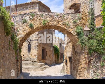 Rue d'architecture médiévale dans la ville de Peratallada en Catalogne, Espagne Banque D'Images