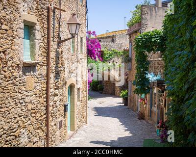 Rue d'architecture médiévale dans la ville de Peratallada en Catalogne, Espagne Banque D'Images