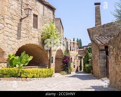 Rue d'architecture médiévale dans la ville de Peratallada en Catalogne, Espagne Banque D'Images