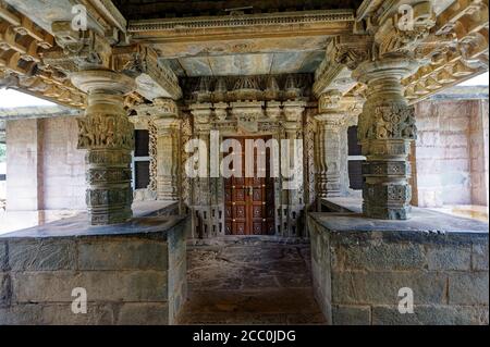 Montant richement décorées et au linteau de l'entrée latérale en Nagareshvara mantapa fermé du temple, Bankapura Banque D'Images