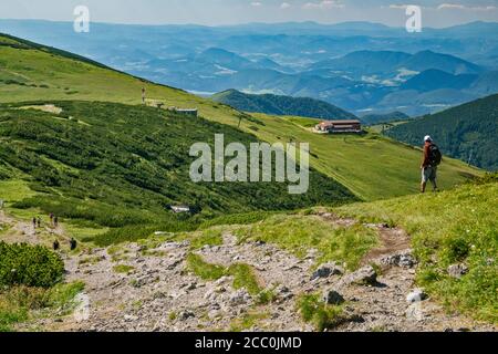 Massif de Velky Krivan sur la gauche, station supérieure du téléphérique de Vratna Chleb, randonneurs sur le sentier du sommet de Chleb, parc national de Mala Fatra, région de Zilina, Slovaquie Banque D'Images