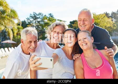 Les personnes âgées de groupe de voyage heureux font le selfie avec le smartphone avec le guide touristique Banque D'Images