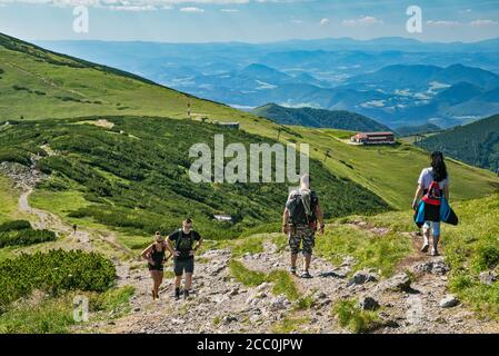 Massif de Velky Krivan sur la gauche, station supérieure du téléphérique de Vratna Chleb, randonneurs sur le sentier du sommet de Chleb, parc national de Mala Fatra, région de Zilina, Slovaquie Banque D'Images