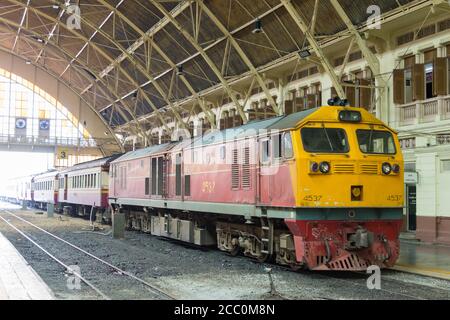 Bangkok, Thaïlande - State Railway of Thailand Diesel Electric locomotive 4537 transporte un train à la gare de Bangkok, Bangkok, Thaïlande Banque D'Images