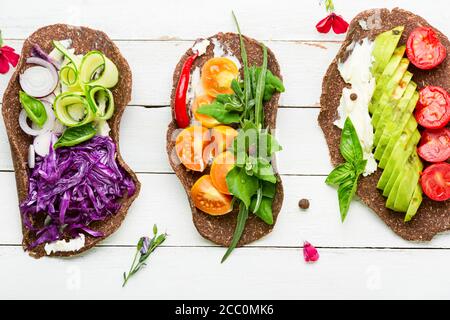 Tacos végétaliens sains.enveloppements et légumes de salade végétalienne sains Banque D'Images