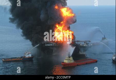 GOLFE DU MEXIQUE, États-Unis - 21 avril 2010 - les navires d'approvisionnement de plate-forme combattent les restes flamboyants de la plate-forme pétrolière off-shore Deepwater Horizon. Une garde côtière MH Banque D'Images