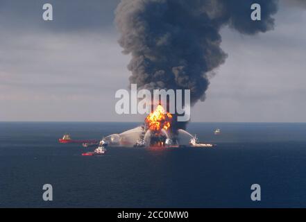 GOLFE DU MEXIQUE, États-Unis - 21 avril 2010 - les navires d'approvisionnement de plate-forme combattent les restes flamboyants de la plate-forme pétrolière off-shore Deepwater Horizon. Une garde côtière MH Banque D'Images