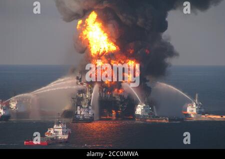 GOLFE DU MEXIQUE, États-Unis - 21 avril 2010 - les navires d'approvisionnement de plate-forme combattent les restes flamboyants de la plate-forme pétrolière off-shore Deepwater Horizon. Une garde côtière MH Banque D'Images