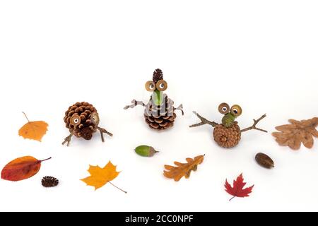 artisanat en matériaux naturels facile pour les enfants, article fait à la main en cône de pin et feuilles d'automne. Décoration du jour de Thanksgiving. Banque D'Images