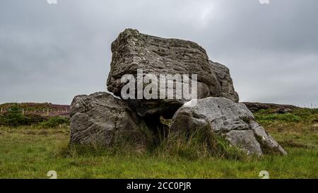 Une ancienne configuration mythique de trois grandes pierres avec des sculptures anciennes située à Craigmadie Muir, en Écosse. Le but des pierres est sti Banque D'Images