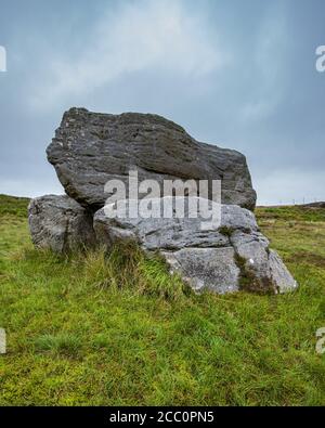 Une ancienne configuration mythique de trois grandes pierres avec des sculptures anciennes située à Craigmadie Muir, en Écosse. Le but des pierres est sti Banque D'Images