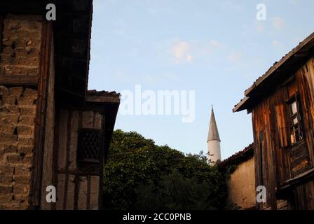 Vue à angle bas des maisons ottomanes avec une longue mosquée minaret dans le village de Yoruk. Safranbolu Turquie Banque D'Images