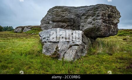 Une ancienne configuration mythique de trois grandes pierres avec des sculptures anciennes située à Craigmadie Muir, en Écosse. Le but des pierres est sti Banque D'Images