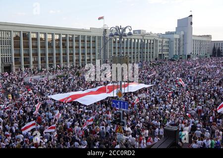 Minsk, Bélarus. 16 août 2020. De nombreux manifestants se sont rassemblés sur la place de l'indépendance pour protester contre le dirigeant biélorusse Alexandre Loukachenko. Crédit : Ulf Mauder/dpa/Alay Live News Banque D'Images