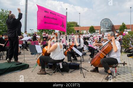 17 août 2020, Basse-Saxe, Unterlüß: Les musiciens du groupe Lebenslaute jouent et chantent devant un site du groupe d'armes et d'armements Rheinmetall. Le concert a lieu à l'occasion du 75e anniversaire de la fin de la Seconde Guerre mondiale et s'intitule « avec son et sons - Disarm Rheinmetall ». Photo: Julian Stratenschulte/dpa Banque D'Images