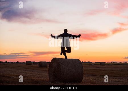homme debout dans une posture de kung fu Banque D'Images